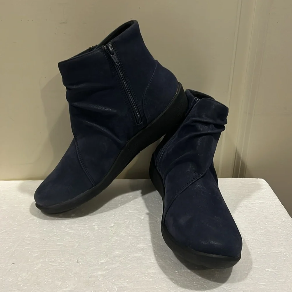 NWT Clarks Cloudsteppers cushion insoles Ankle ruched Boots zip up size 7 blue